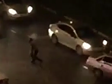 Видео: неадекватный мужчина кидался под колеса автомобилей в Краснодаре