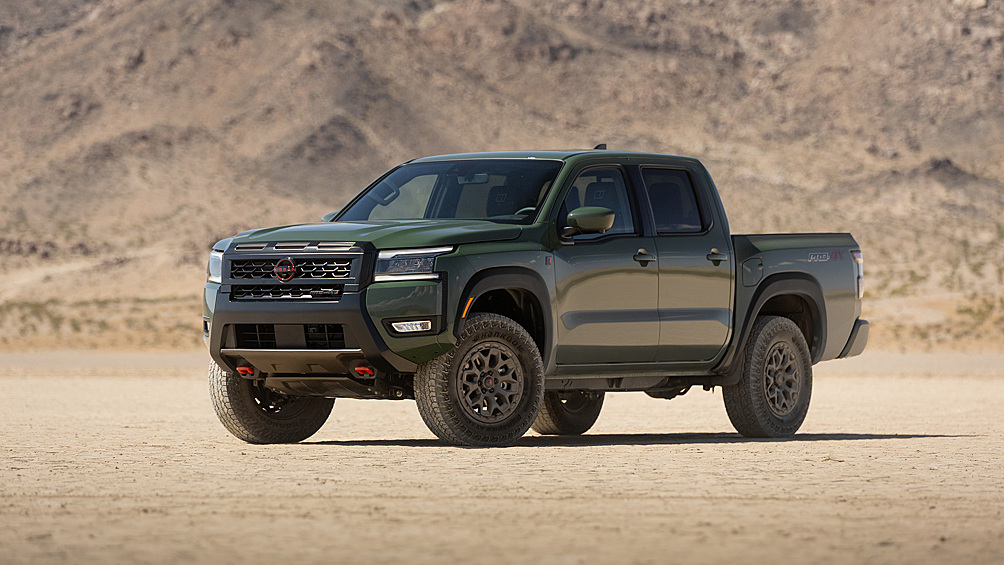 Новый пикап Nissan Frontier тоже в каком-то роде Ford. Флагманский внедорожный вариант Pro-4X R построен в сотрудничестве с именитым тюнером Roush Performance, сделавшим себе имя на доработке моделей Ford. Для Nissan подготовили усиленную подвеску и внедорожные шины, а также особый декор с шильдиками тюнинг-ателье и элементами титанового цвета.