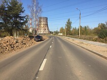В Твери автомобиль после столкновения с экскаватором вылетел на земляной вал