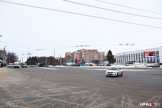 Путаные знаки и нет разметки: как проезжать площадь на ДК «Машиностроителей» в Уфе