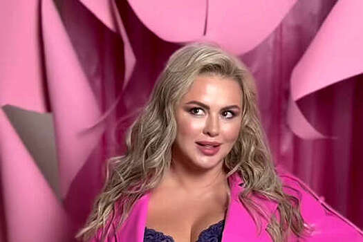 Любимова вручила медаль за труды в культуре и искусстве певице Семенович