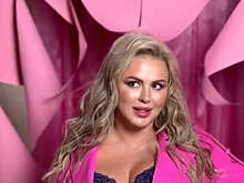 Любимова вручила медаль за труды в культуре и искусстве певице Семенович