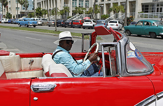 Куба советует прилетающим на остров туристам не брать с собой наличные доллары