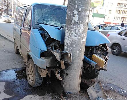 В Кирове Volkswagen врезался в столб