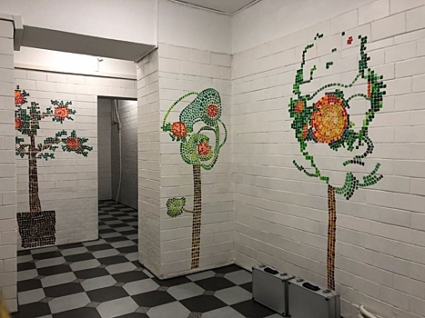 В Рижском проезде подъезд дома украсили необычной росписью