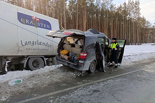 На трассе Екатеринбург - Тюмень в аварии с грузовиком пострадали семь человек