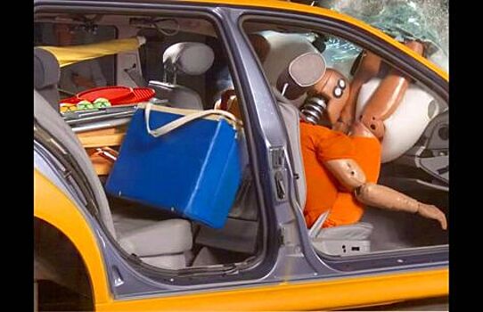 Правильное расположение багажа во избежание травмирования водителя и пассажиров