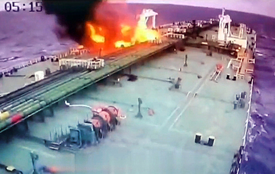 Появились кадры украинских ударов по нефтяному танкеру в Черном море