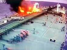 Появились кадры украинских ударов по нефтяному танкеру в Черном море