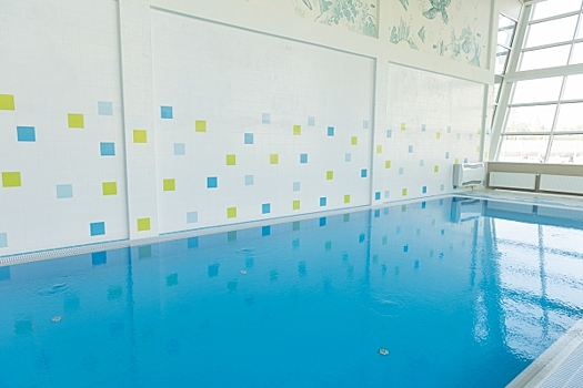 В Тюменской области 15 детей и двух женщин госпитализировали после купания в бассейне