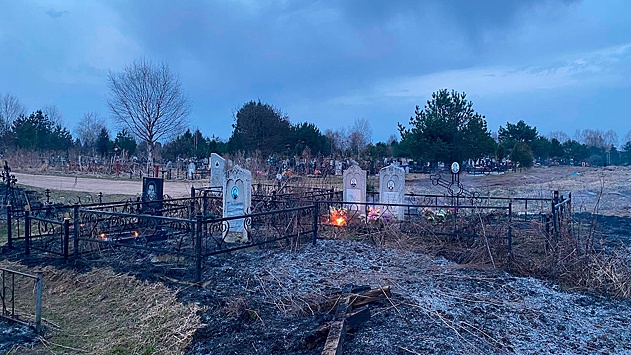 На кладбище в Тверской области бушует пожар