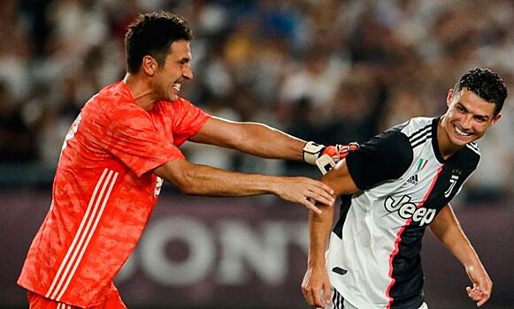 Роналду выложил фото с Буффоном