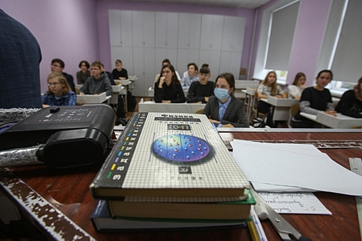 Россияне рассказали, за какую зарплату готовы уйти со своей работы и стать школьными учителями