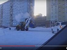 В Норильске автомобили эвакуируют бульдозером