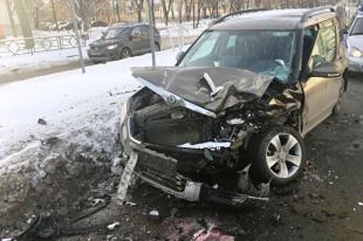 В Самаре на Антонова-Овсеенко Toyota Land Cruiser врезался в Skoda Yeti