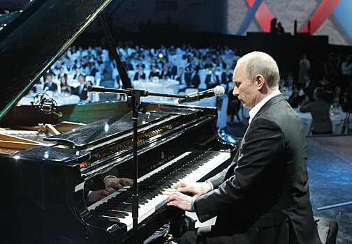 Путин сыграл на пианино "Московские окна"