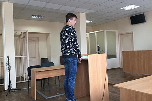 В Челябинске прошёл суд над студентом, задержанным во время акции «Он нам не царь»