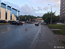 Иномарка и отечественное авто попали в аварию у кемеровского ТЦ