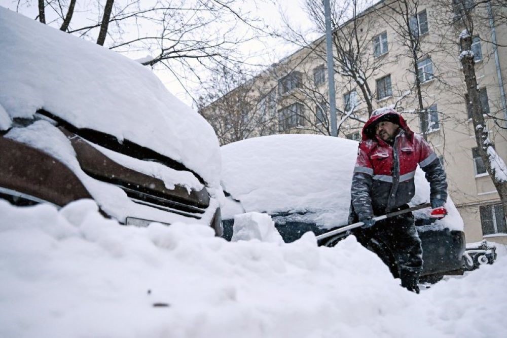 В Твери упавший с крыши университета снег травмировал девушку