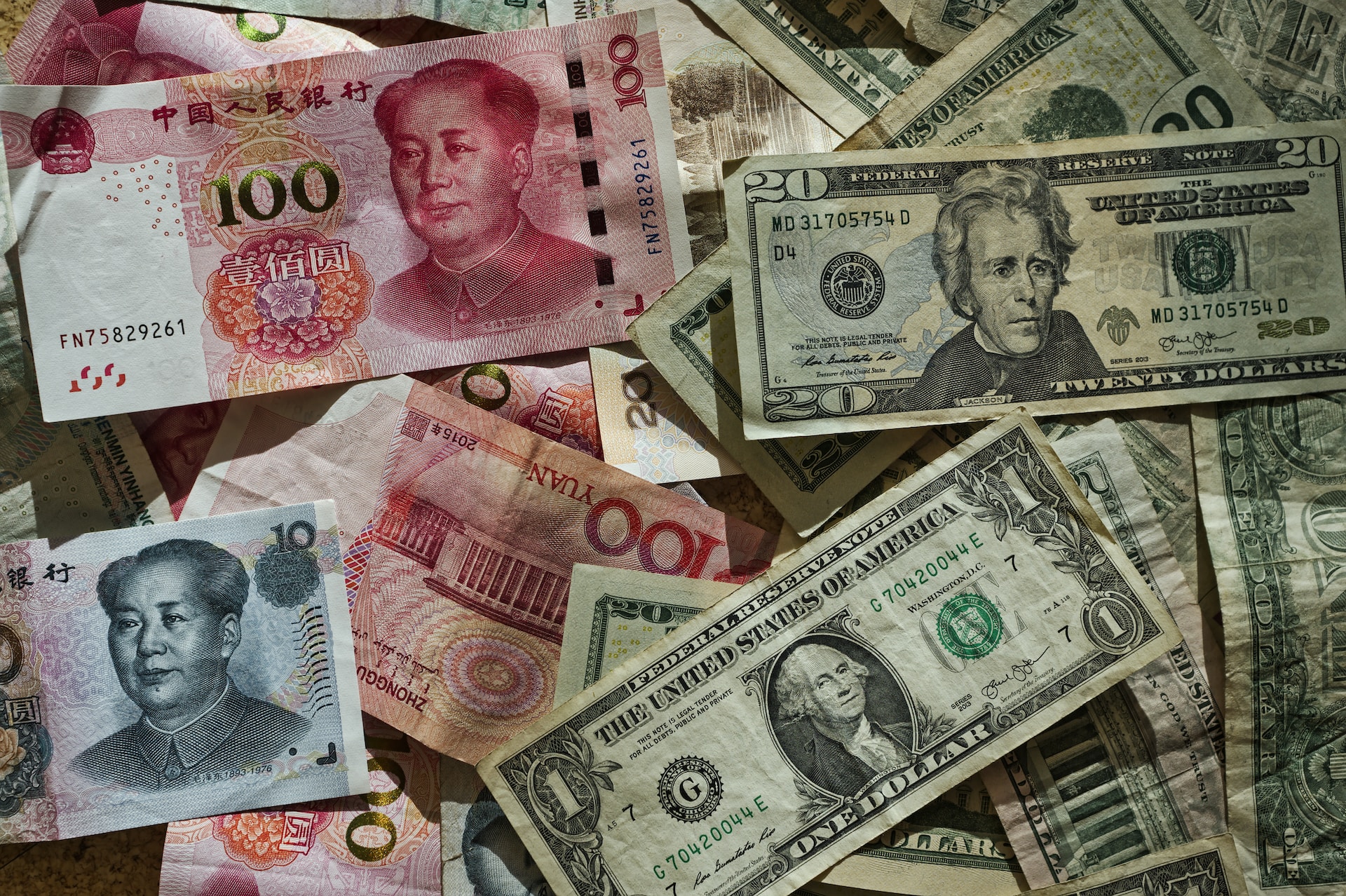 Экономист назвал юань единственной альтернативой доллару