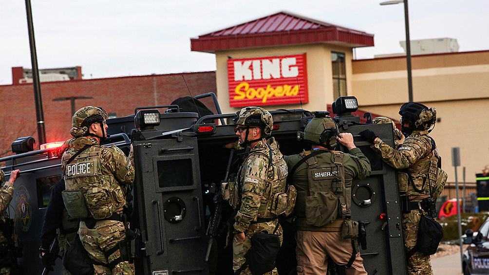 Тактическое подразделение полиции на месте стрельбы в супермаркете King Soopers в Боулдере, штат Колорадо, 22 марта 2021 года