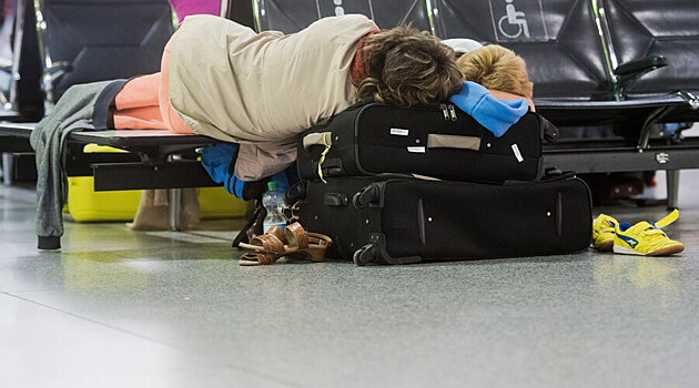 Летевшие в Египет российские туристы надолго застряли в аэропорту Антальи