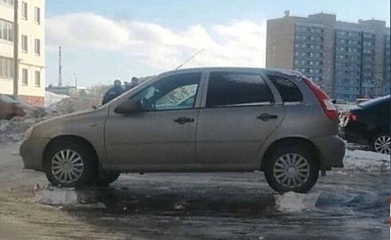 Соцсети: в Набережных Челнах дворники убрали снег, оставив машину на снежных "кирпичиках"
