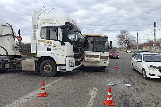 На Кубани грузовик врезался в автобус, пострадала пассажирка