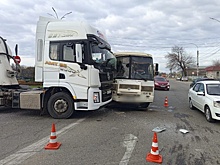 На Кубани грузовик врезался в автобус, пострадала пассажирка