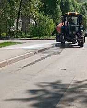 Из-за жаркой погоды в Вологде начали мыть дороги днём