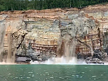 Совершавший прогулку на катере турист снял на видео опасное обрушение скалы
