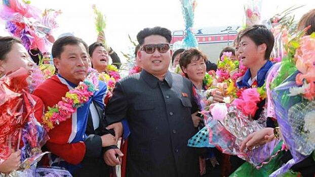 Весь в папку: Ким Чен Ын внезапно начал носить очки Ким Чен Ыра