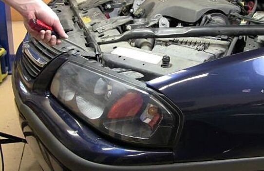 Эксперты назвали главные ошибки при замене ламп в автомобильных фарах