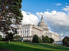 Мосбиржа прекратила торги долларом и евро из-за масштабных санкций США. Подробнее о новых ограничениях