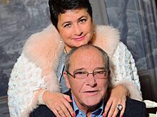 Счастье есть: Эммануил Виторган отдыхает с женой и дочкой на пляже