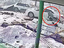 В Тобольске на видео попал неуправляемый авто, наехавший на женщину после взрыва