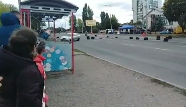 На Украине гоночный автомобиль влетел в толпу