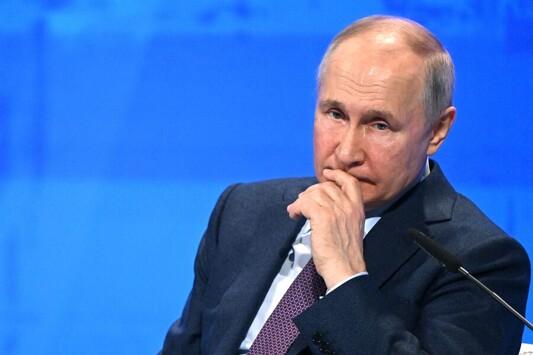Опрос ФОМ: Путину доверяют 77% россиян