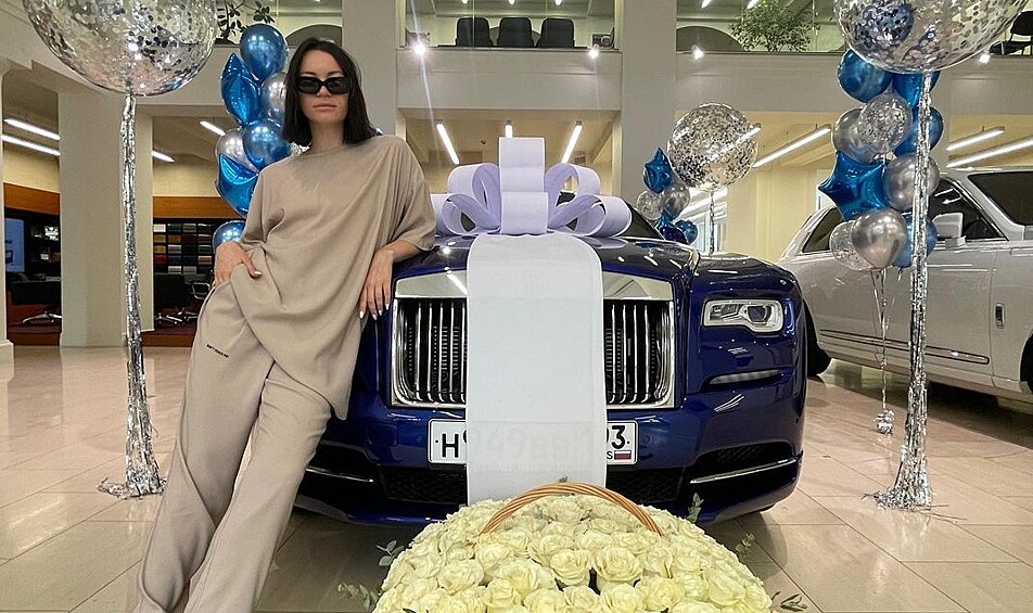 Ида Галич подарила сама себе шикарный Rolls-Royce Phantom Wraith синего цвета. Цена такого автомобиля начинается от 21,5 миллионов рублей.