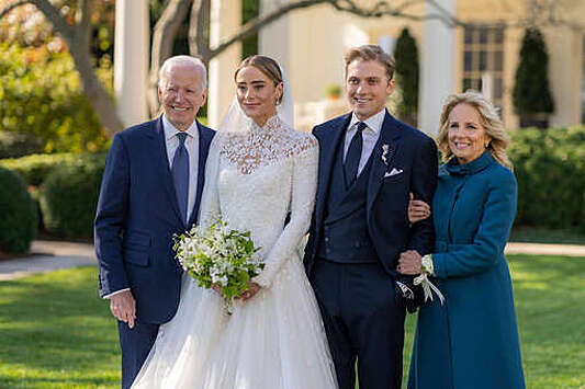 Внучка Джо Байдена вышла замуж в Белом доме в платье Ralph Lauren