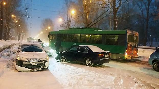 День жестянщика: машины утонули в новосибирских снегах