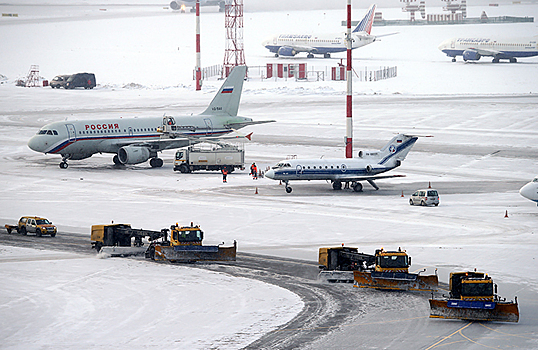 Из-за снегопада в аэропортах Москвы отмены и задержки рейсов