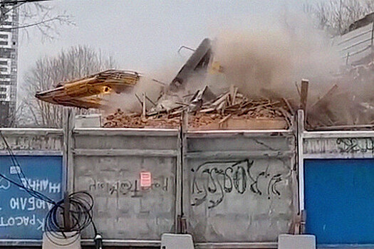 В Екатеринбурге при сносе аэровокзала опрокинулся экскаватор