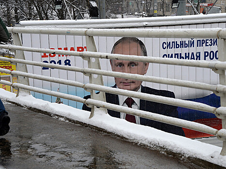 Предвыборный баннер с Путиным снова заляпали краской во Владивостоке