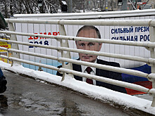 Предвыборный баннер с Путиным снова заляпали краской во Владивостоке