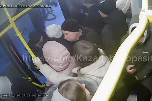 В Казани два пассажира вывалились из движущегося автобуса