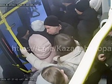 В Казани два пассажира вывалились из движущегося автобуса