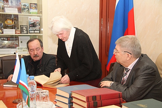 Библиотека якутского постпредства пополнилась книгами Афанасия Новгородова