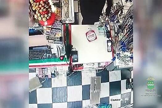 Ограбление магазина в российском городе попало на видео