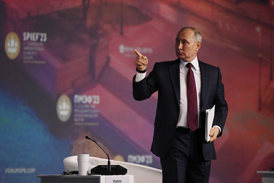 Путин пошутил над поскользнувшимся у коньячного завода журналистом